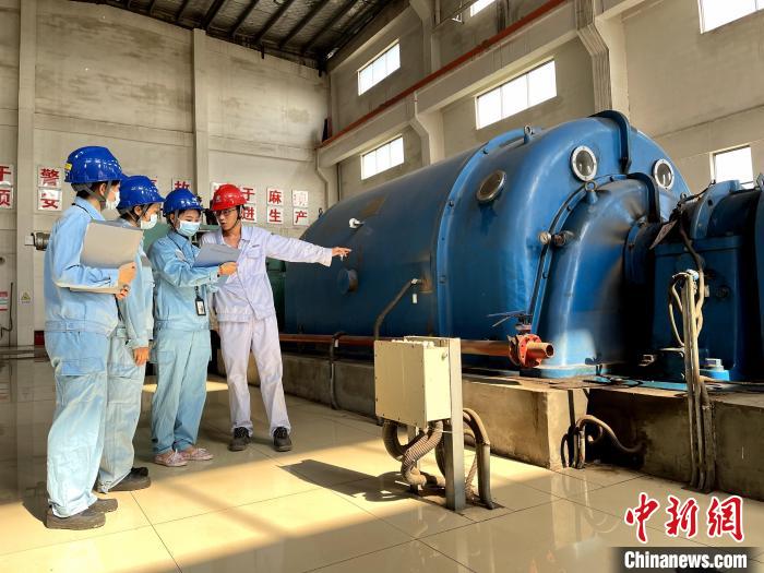 南方電網工作人員在貴港理昂生物質發電有限公司開展安全用電檢查工作。　韋振宏 攝